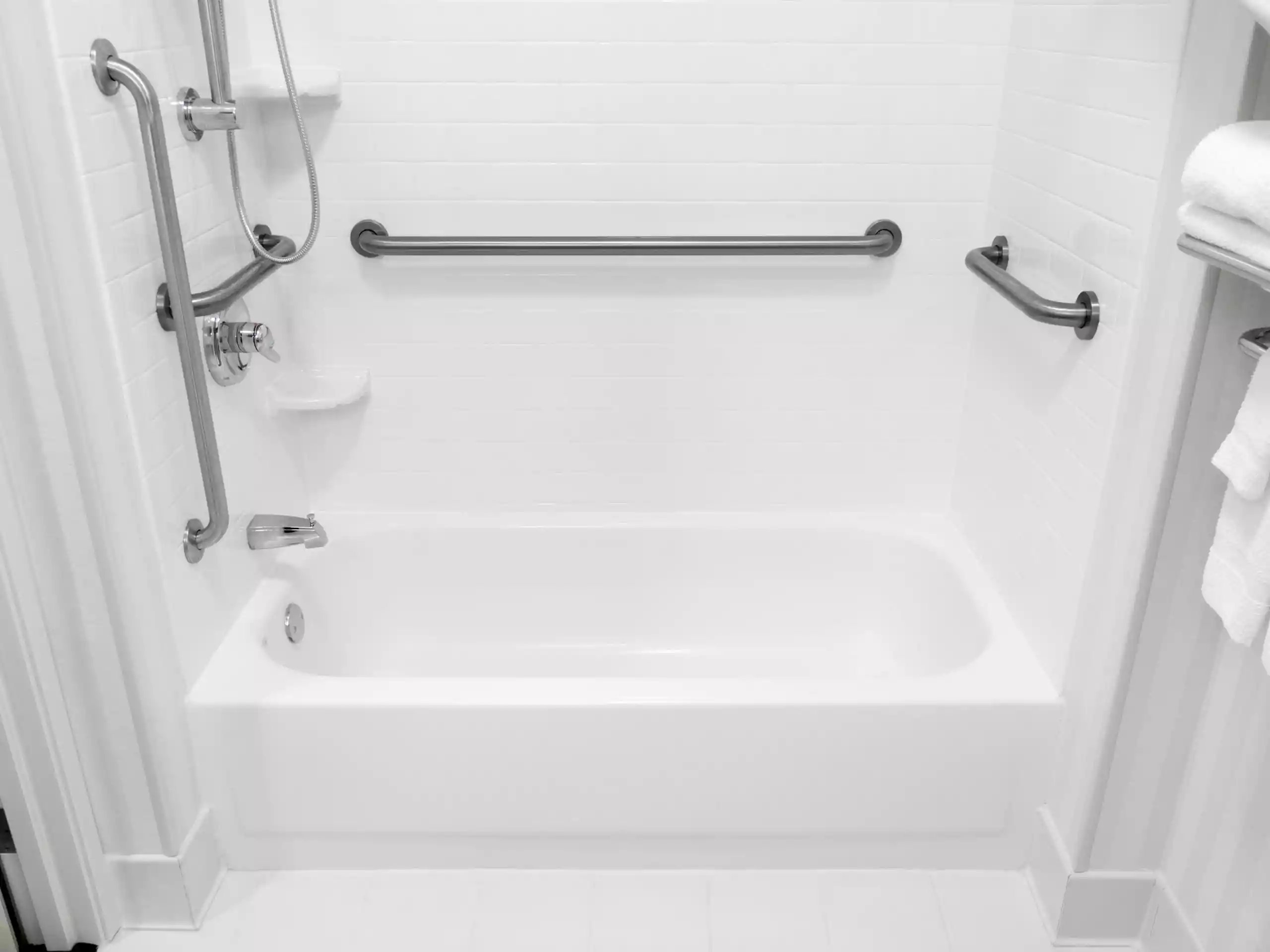 Bathtub Railings Guide: What are they & do they make bathing safer?